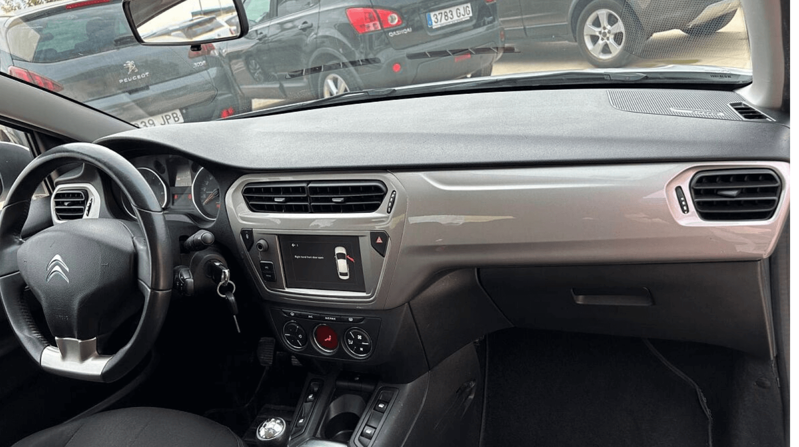 Citroen C-Elysse unutrašnjost vozačko mjesto Rent a Car Condor Zrenjanin