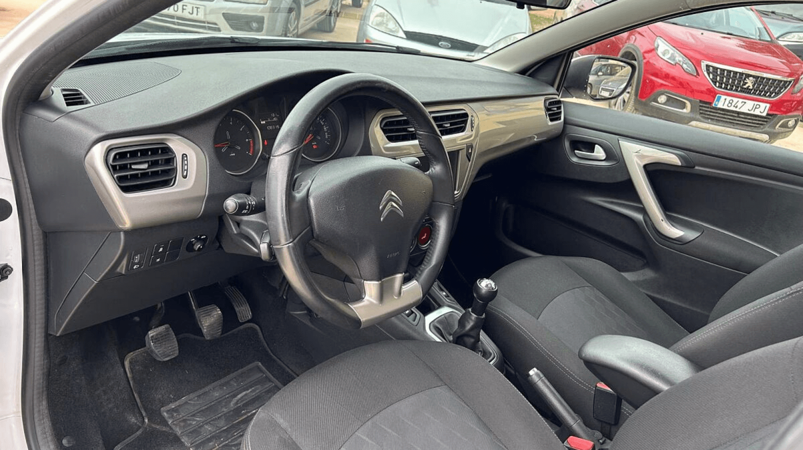 Citroen C-Elysse enterijer i instrument tabla Rent a Car Condor Zrenjanin